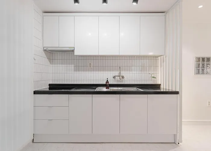 센트럴강남주차가능한3room빌라2호선9호선 Appartement